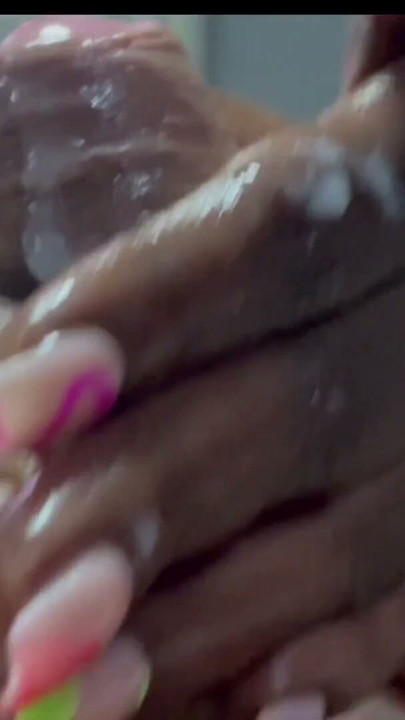 Babayı porno izlerken yakaladım ve ona elle muamele çekti | Klip 1
