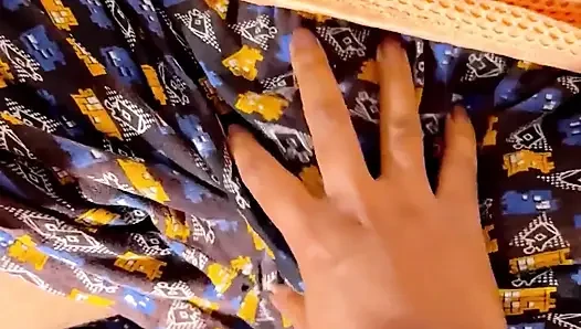Üvey kız kardeşim mastürbasyon yaparken beni yakaladı ve dölümü serbest bırakmama yardım etti