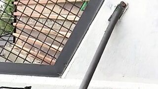 Pameran batang kecil budak Jerman berbogel di luar rumah dengan zakar kecil