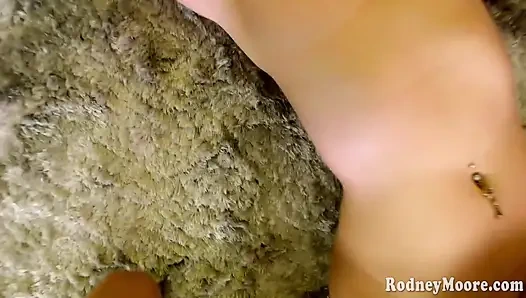 Милфа с большими натуральными формами обожает хуй