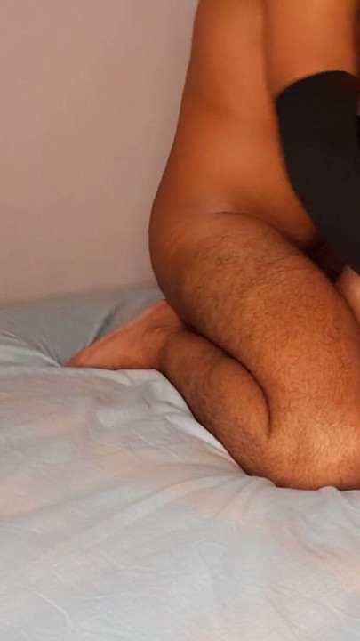 Meu cunhado veio me saudar e eu deixei ele colocar seu pau duro na minha bunda e comer minha buceta molhada (enquanto meu corno trabalha) | Clipe 1