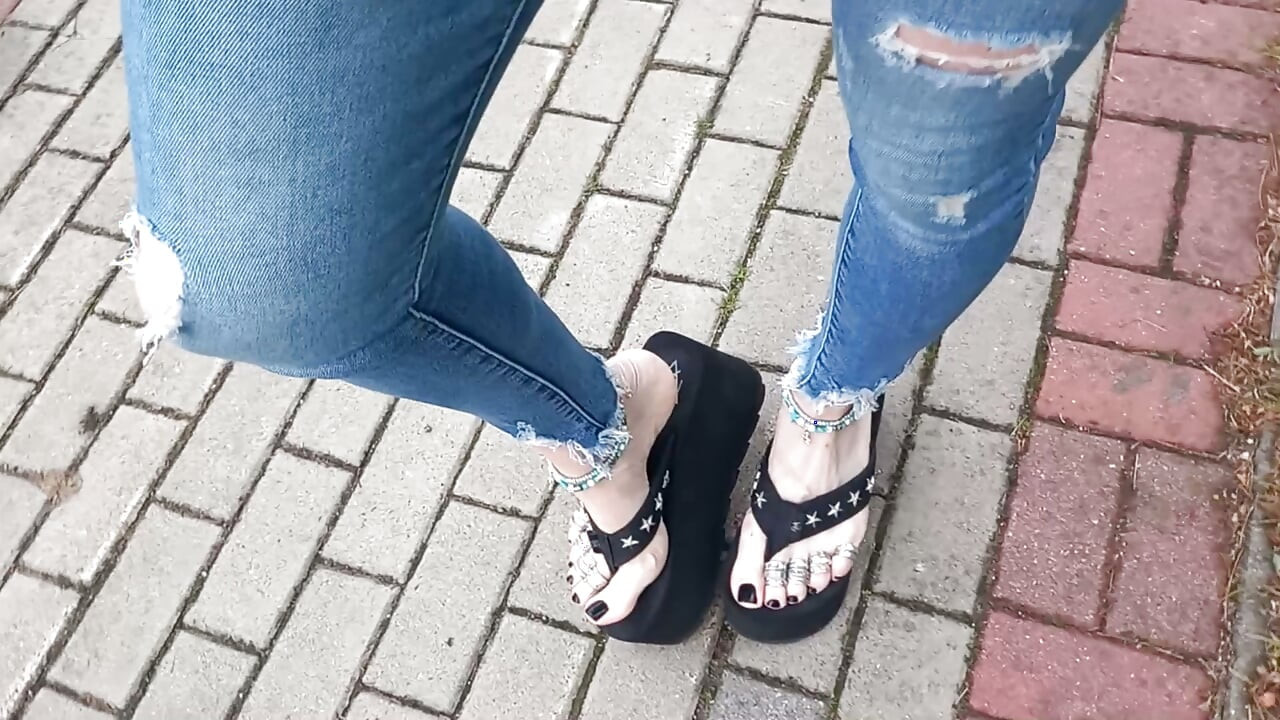 Sexy feet in black platforms, toe rings & anklets + ripped jeans