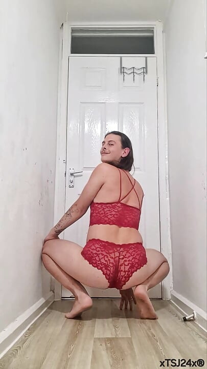 Pasangan waria solo amatir buatan sendiri asli kamar mandi pakaian dalam merah seksi... British UK