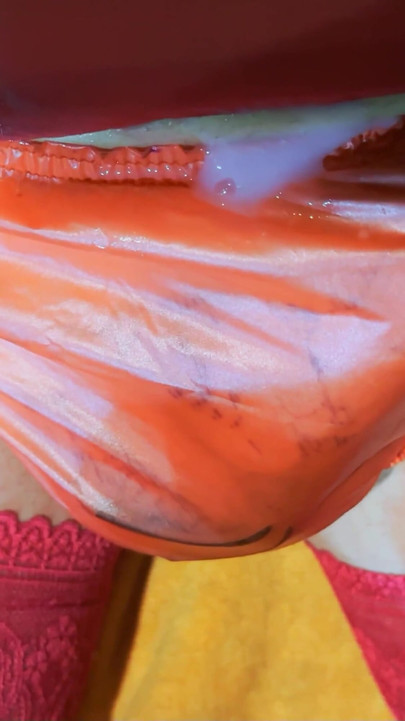 งานเลอะเทอะใหม่ กระโปรงสกปรกและถุงน่องในฉี่และน้ําเงี่ยน 1 | 1 คลิป 1