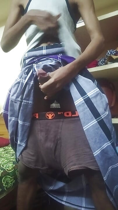 Desi lungi νεαρό αγόρι musterbation χύσιμο στο σπίτι!