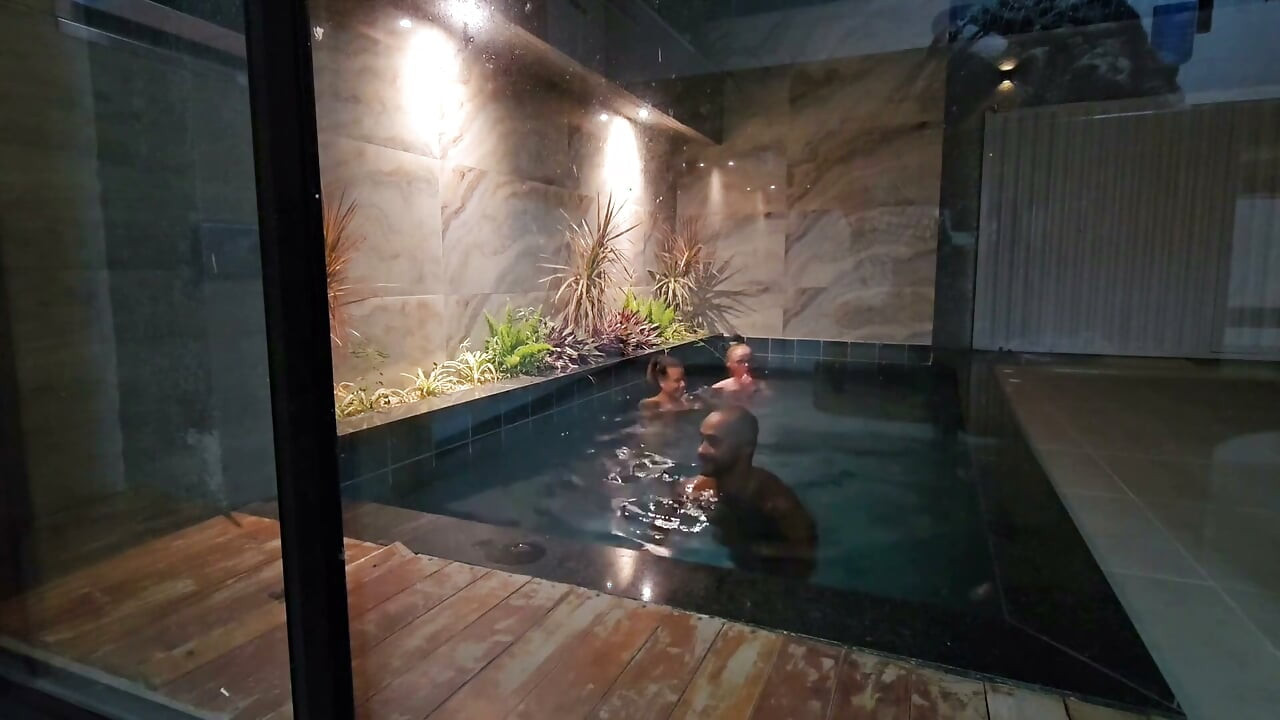 Tras El Baño En La Piscina, La Historia De La Amistad Termina Con Sexo Traicionando La Confianza De La Amiga Al Entregársela