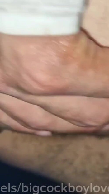 “在商场小便池里操了一个保安！”的惊心动魄时刻！热辣的渴望鸡巴的家伙们。随机操逼”