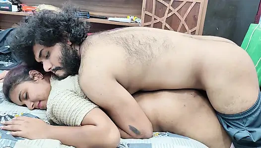 Pennis menggosok pantat gadis dengan romansa pantat