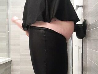 Duży tyłek femboy w spódnicy i lateksie spuszcza się podczas ruchania ogromnego czarnego dildo bez użycia rąk