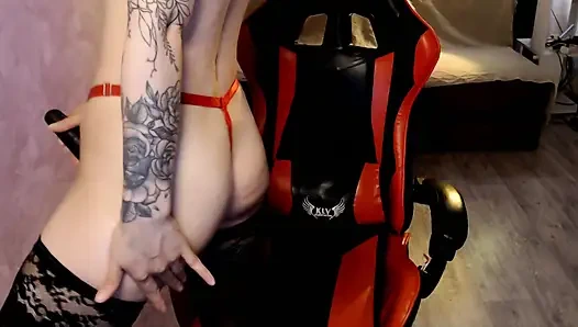 Ein Anhänger kontrolliert mein sexspielzeug live und lässt mich vor vergnügen laut stöhnen.