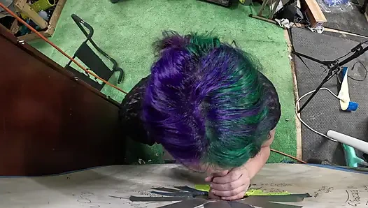 Goth teen besucht gloryhole, lutscht ihn trocken