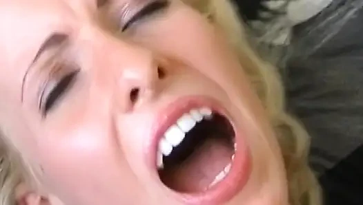 Seksi Alman sarışın bebekler solo sahnede amını ovuyor