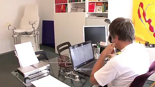 Junge frau wird von ihrem arzt auf dem stuhl gefickt