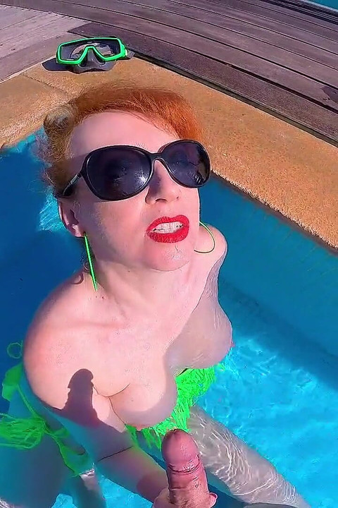 Vedere la persoana 1 la piscină!