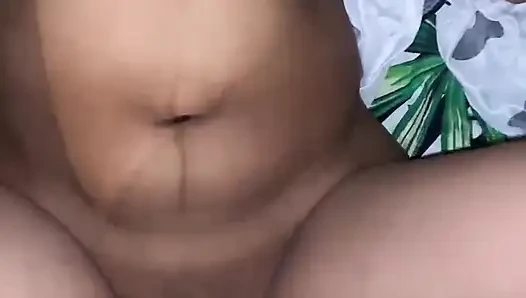 Viral! Genç kadın komşusunun kocasıyla uğraşıyor