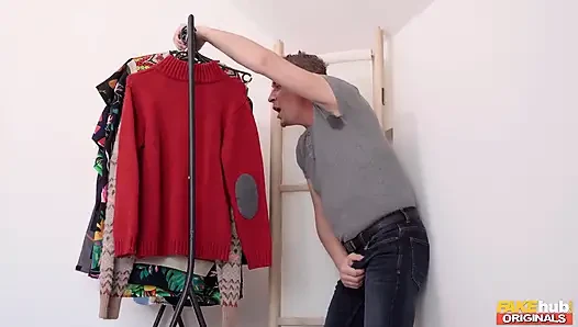 Fakehub Originals - büyük memeli Clea Gaultier soyunma odalarında seksi kıyafetler deniyor
