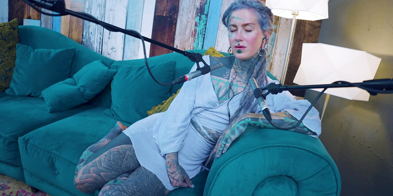 Eu falo sobre F - Fear - asmr podcast SFW falando gótica magrinha menina dreadlocks tatuagem modelo tatuada menina