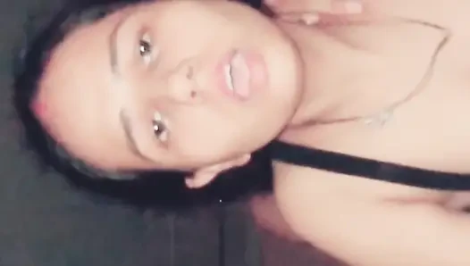 Latika büyük yarakla ateşli seksi sikişiyor