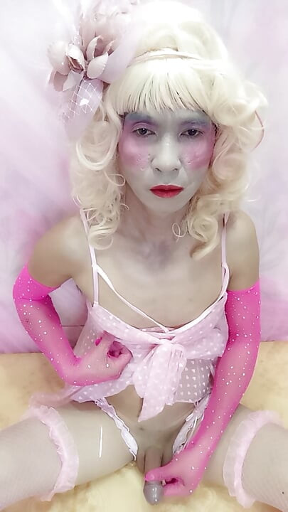 Oanh Le transgender wearing sexy porn selfie love cup