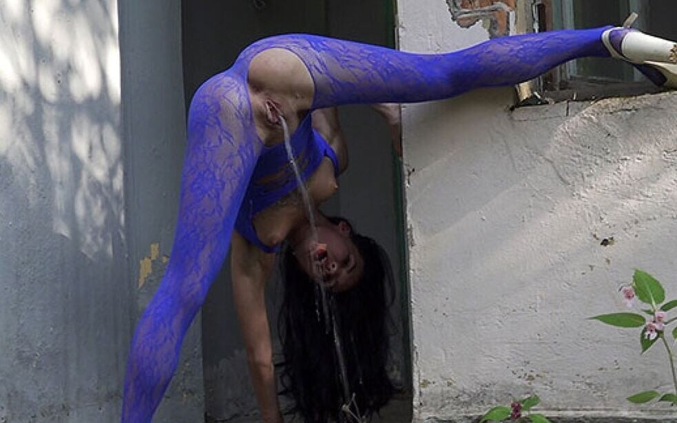 Impresionante flexibilidad por Got2Pee donde las chicas vienen a mear