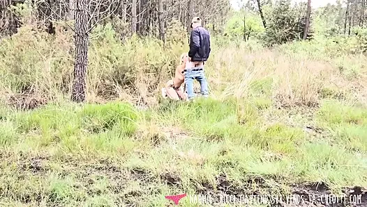 Vends-ta-culotts - naomie ricci yang menawan nyepong kontol orang asing di hutan