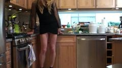 Kristi, cd sexy dans la cuisine avec des jambes