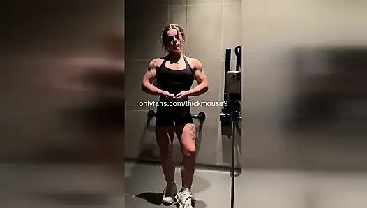 Ig canlı fışkırtma başarısız: 18 yaşındaki amcık patlıyor ve spor salonu zeminini su basıyor (dağınık)