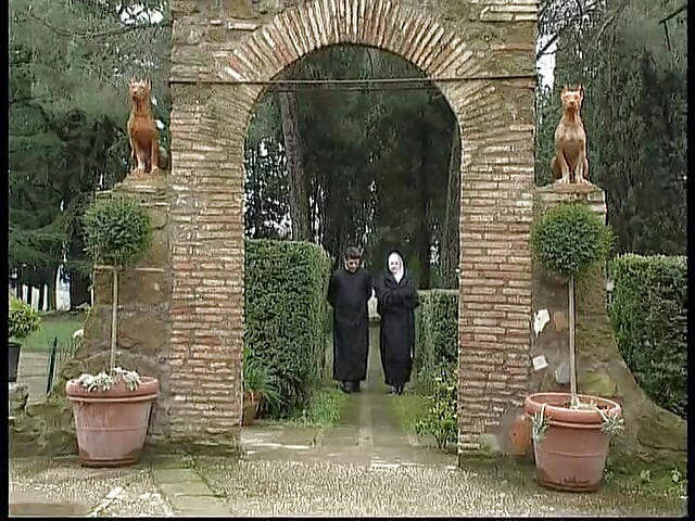 A szégyenletes apácákat megbasszák hármasban