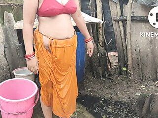 外で入浴するインドの主婦