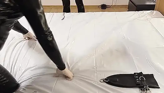 It's Time to Feed Sperm in a Latex Castsuite with a Latex Mask, the Slave Really Enjoyed It! 3 Angle