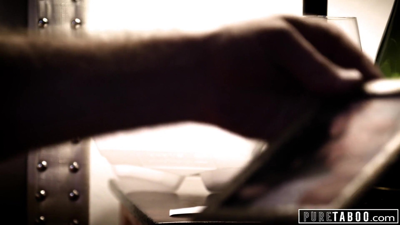 純粋なタブー、セクシートランスガールが悲しみの男をやる