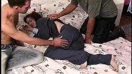 Blondes Schätzchen Lutscht Schwanz in Wilden Dreier-fickfest