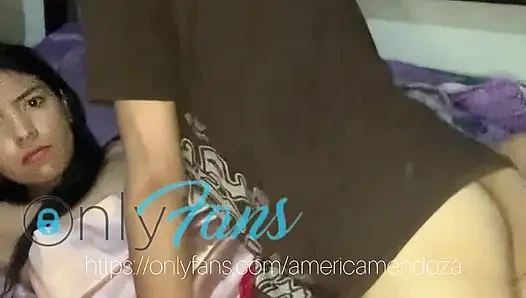 Menghibur saudara tiri saya karena dia menutup telepon dengan pacarnya