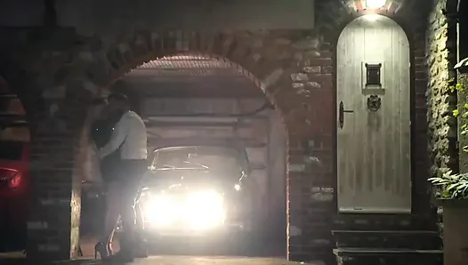 Rus güzeli garajda sevişiyor