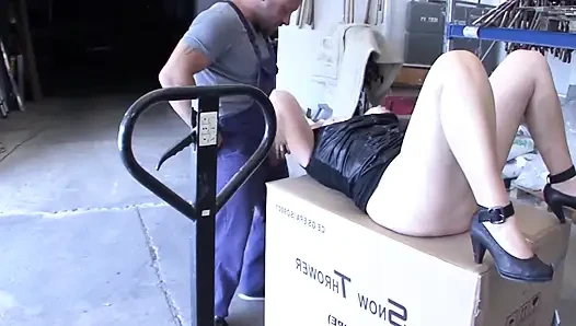 Olgun sarışın çim biçme makinesinde genişçe esnetiliyor ve döl damlıyor