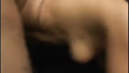 Cewek kulit hitam menikmati kontol putih panjang di memek dan mulutnya yang ketat