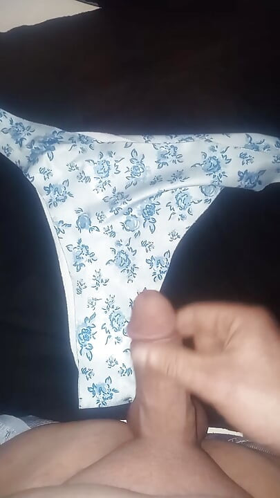 Mijn kleine penis wrijven en klaarkomen op haar schattige slipje