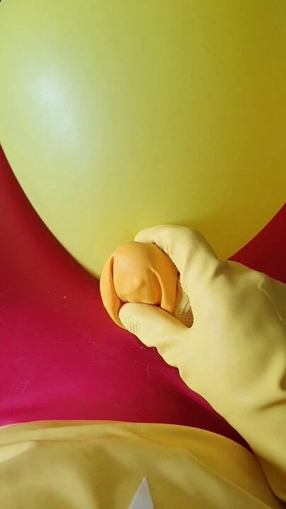 Rubberboy masturbates with rubber gloves and balloon