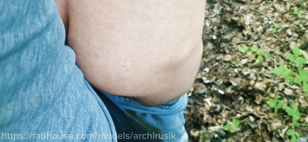 Twinks with Big Dicks Fuck During Breaks in the Park Without Condoms Until They Cum