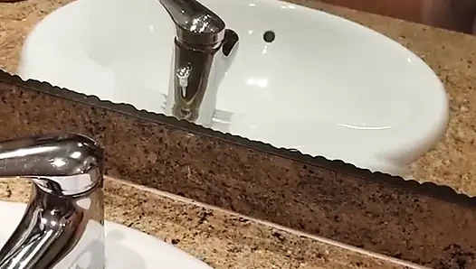 Nach meinem mädchen von nebenan wachen. Sie haben mich erwischt und mir einen Handjob unter der Dusche gegeben.