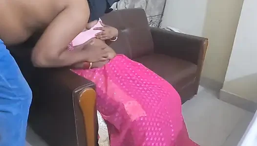 Sabita menikmati sepenuhnya kamar hotel