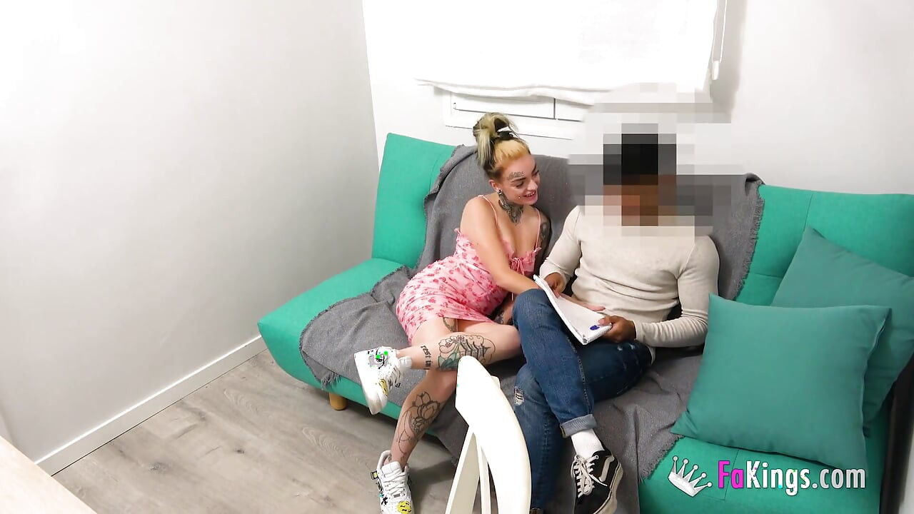 뻑가는 몸으로 선생님을 유혹하는 마른 스페인 금발녀 Medusa!