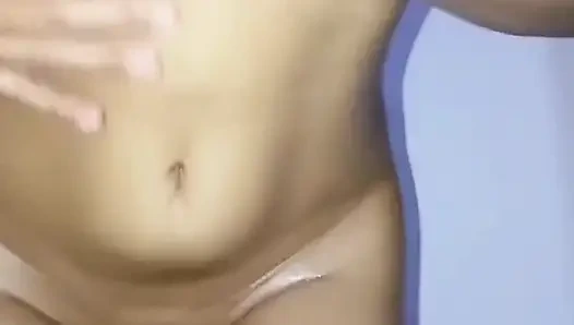 Шри-ланкийская подруга с большими сиськами шлепает ее задницу