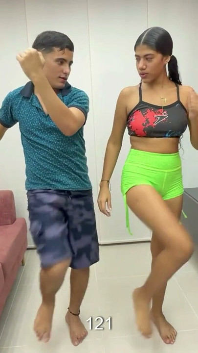 Sora mea vitregă îmi oferă niște ore de exerciții și profită că mă excită și că o fut pe mare cu pula mea mare și tare | Clip 1