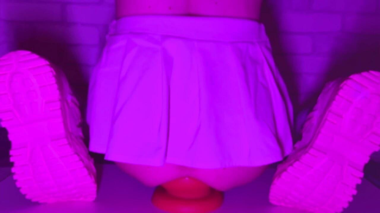 סיסי גירל בחצאית קצרה קופצת על פלאג אנאלי ענקי בעובי 12 סנטימטר