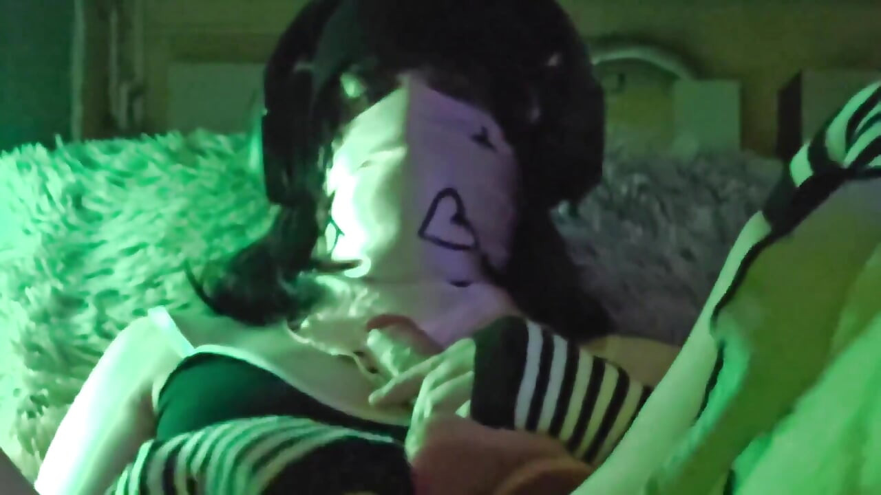 Alisaxxxcumshot tar min fitta fylld med en dildo