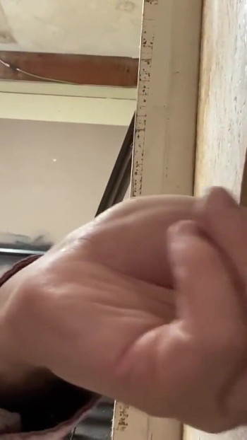 Ključni trenutak iz "Pušenje uzbuđenom tipu u Glory Holeu - CIJELI VIDEO"