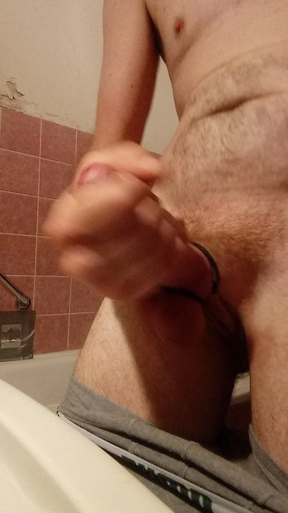 Masturbandosi in bagno