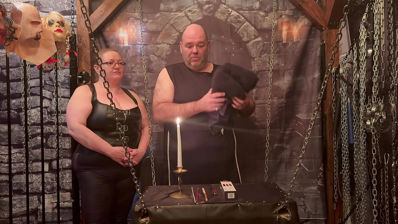 Lanitsa dan Domina Satana Wax dan bermain haba.