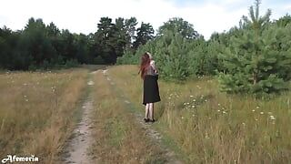 Wellustige brunette kleedt zich uit in het bos en loopt naakt